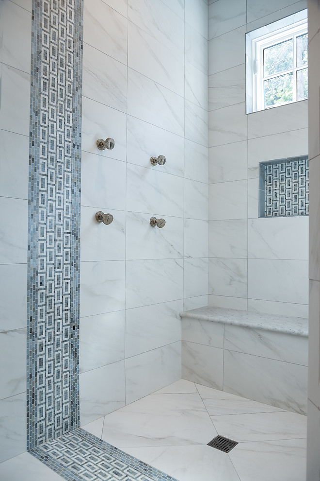 Idéer för att renovera ett stort vintage en-suite badrum, med luckor med infälld panel, vita skåp, ett fristående badkar, en dusch i en alkov, grå kakel, grå väggar, marmorgolv, ett fristående handfat, marmorbänkskiva och stenkakel