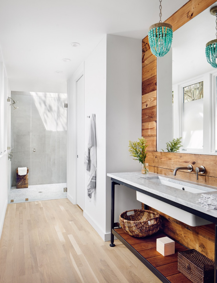 Cette photo montre une douche en alcôve tendance en bois avec un mur blanc, parquet clair, un lavabo encastré, un sol beige, une cabine de douche à porte battante, un plan de toilette blanc, meuble simple vasque et meuble-lavabo sur pied.