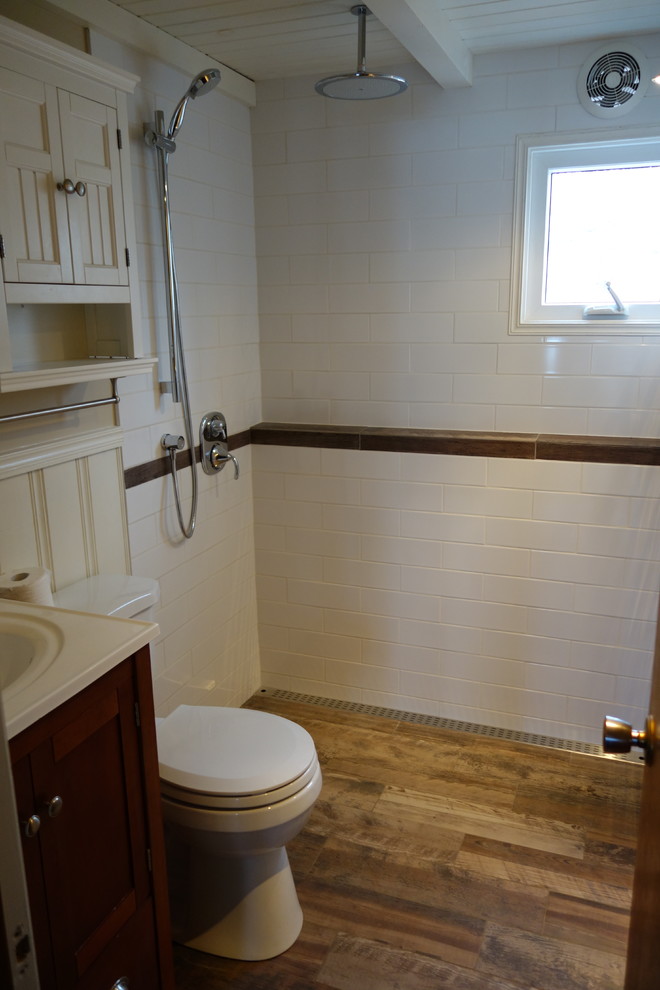 На фото: ванная комната в стиле рустика с душем без бортиков, белой плиткой и полом из керамической плитки