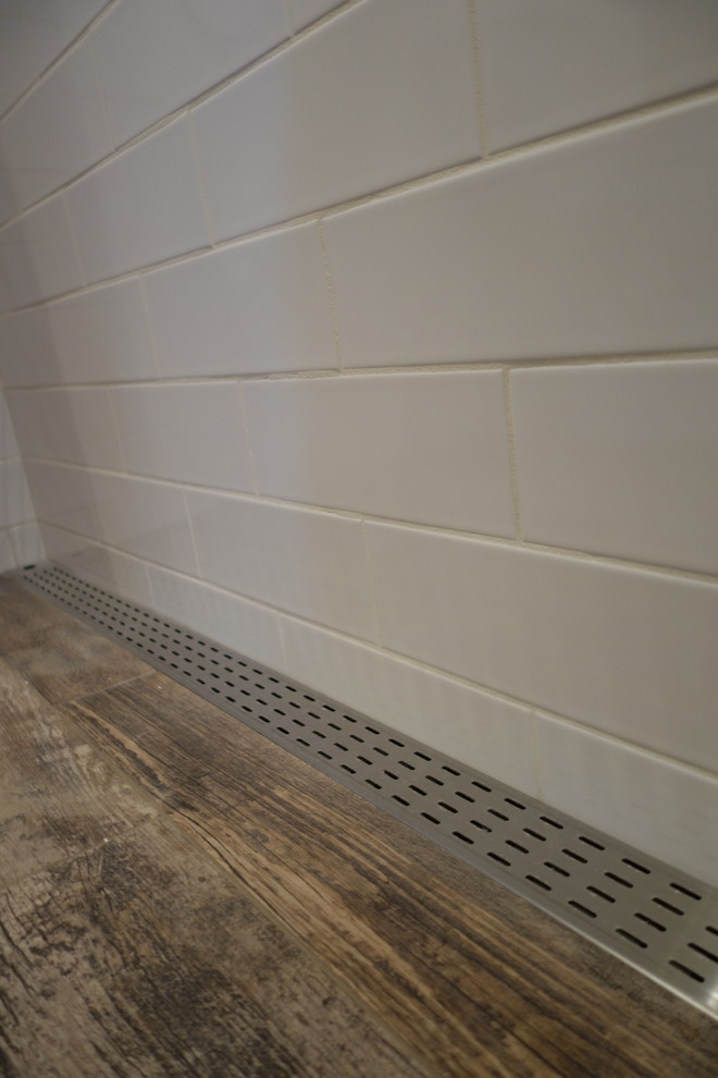 Immagine di una stanza da bagno rustica con pavimento con piastrelle in ceramica