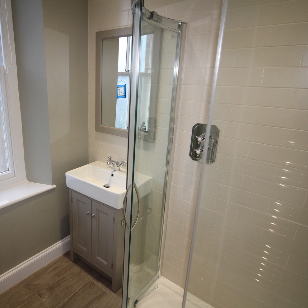 Kleines Klassisches Duschbad mit offener Dusche, Toilette mit Aufsatzspülkasten, beigen Fliesen, Keramikfliesen, grauer Wandfarbe, Porzellan-Bodenfliesen und Sockelwaschbecken in Gloucestershire