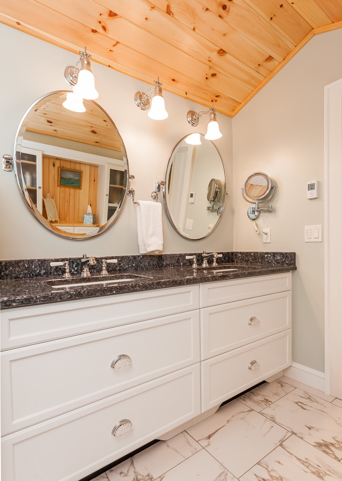 Idéer för mellanstora vintage en-suite badrum, med ett undermonterad handfat, luckor med infälld panel, vita skåp, granitbänkskiva, vit kakel, porslinskakel, ett badkar i en alkov, en dusch/badkar-kombination, grå väggar och dusch med gångjärnsdörr
