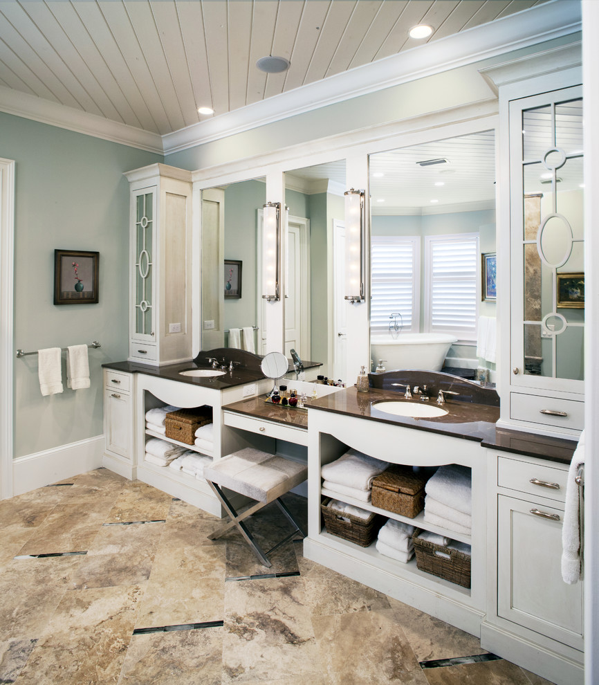 Diseño de cuarto de baño principal tradicional con armarios con paneles empotrados, puertas de armario blancas, baldosas y/o azulejos marrones, lavabo bajoencimera y encimera de mármol