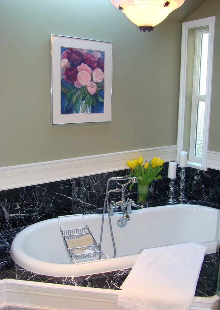 Exempel på ett mellanstort klassiskt en-suite badrum, med ett platsbyggt badkar, beige väggar och marmorbänkskiva