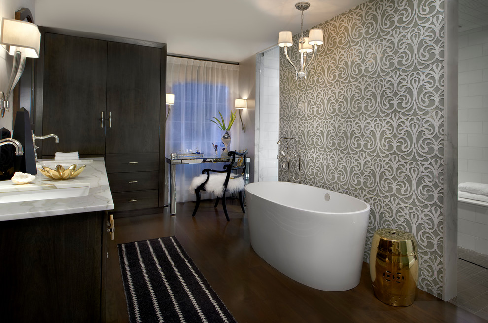 Imagen de cuarto de baño principal actual con puertas de armario de madera en tonos medios y bañera exenta