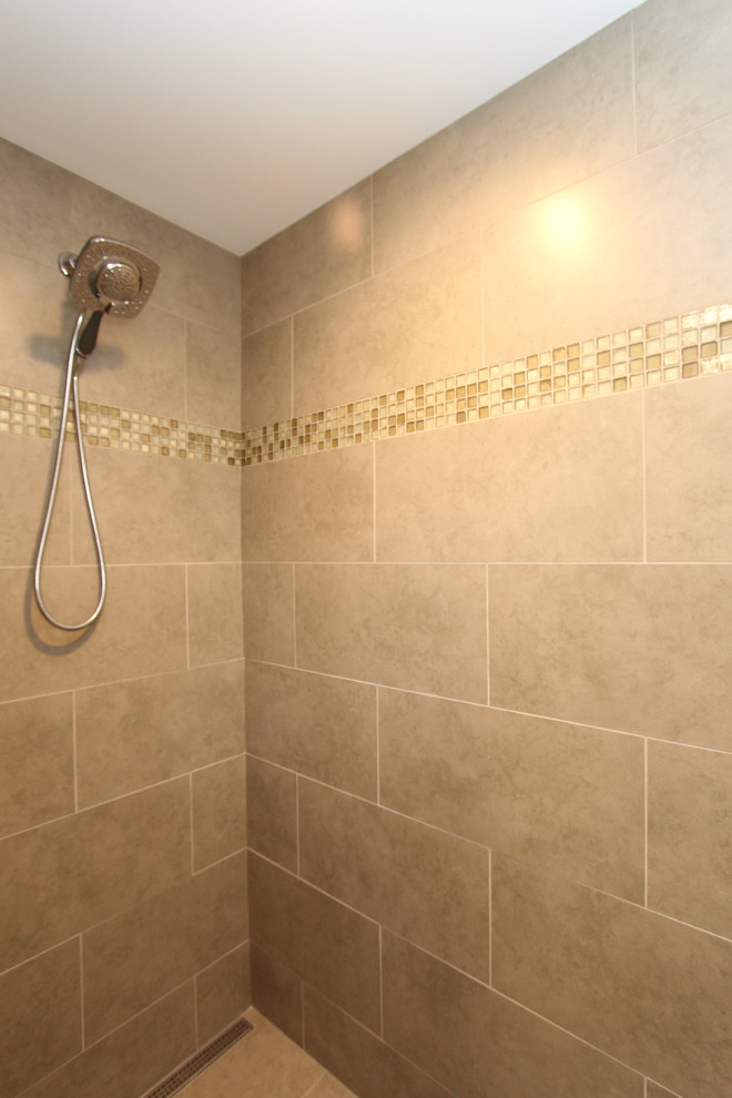 Exempel på ett mellanstort klassiskt en-suite badrum, med ett undermonterad handfat, luckor med infälld panel, skåp i mellenmörkt trä, bänkskiva i kvarts, en dusch i en alkov, en toalettstol med hel cisternkåpa, beige väggar och klinkergolv i porslin