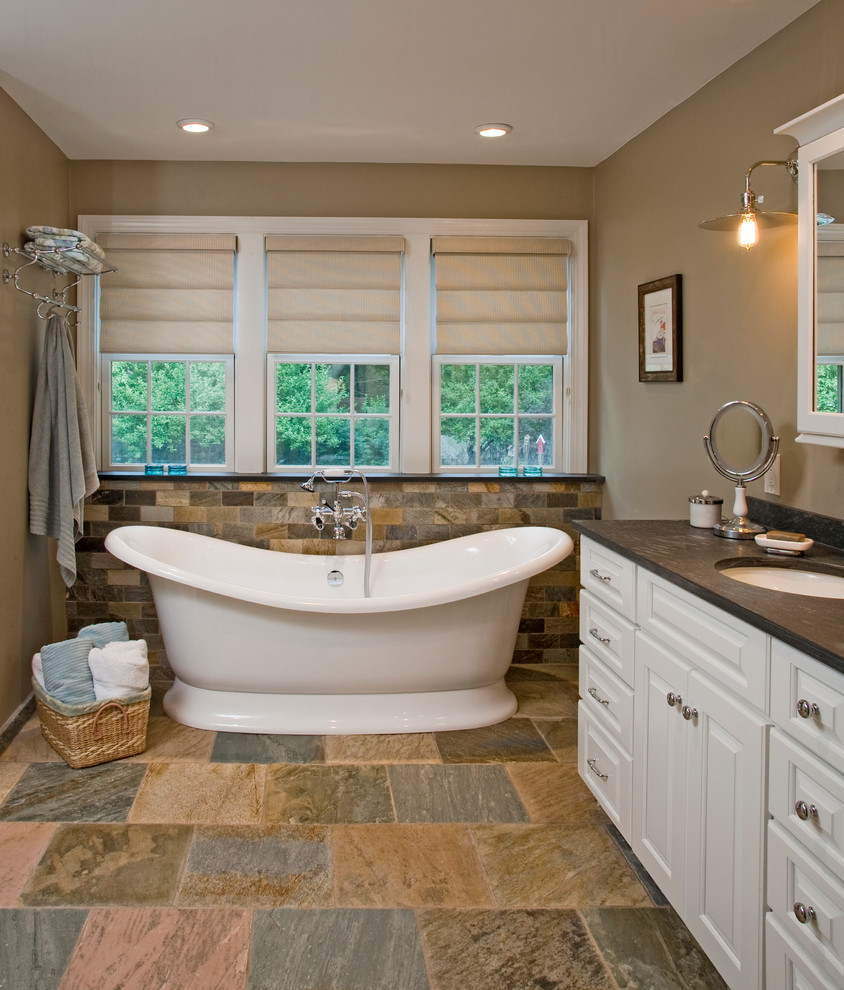 Стильный дизайн: ванная комната в классическом стиле с отдельно стоящей ванной, врезной раковиной и плиткой из сланца - последний тренд