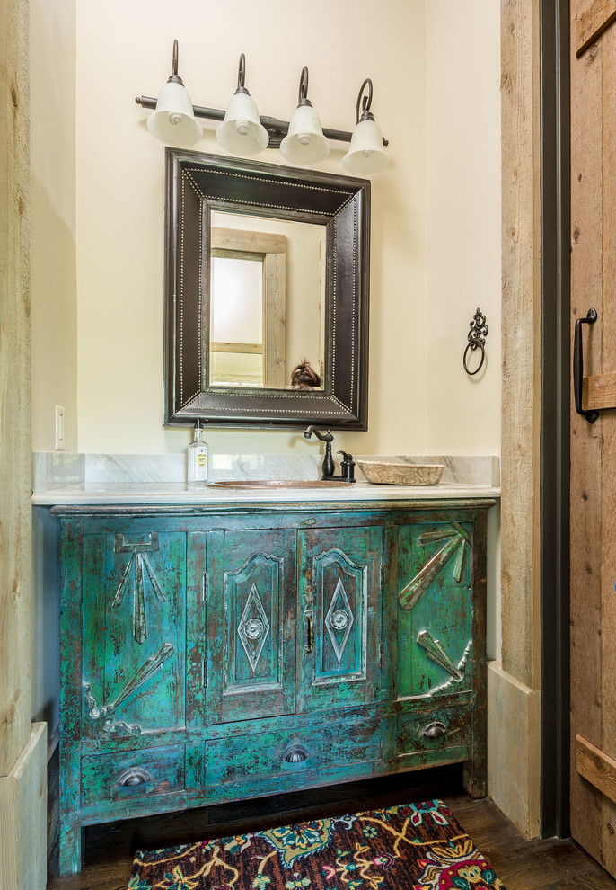 Bild på ett mellanstort vintage badrum, med möbel-liknande, skåp i slitet trä, mörkt trägolv, ett undermonterad handfat, granitbänkskiva och brunt golv