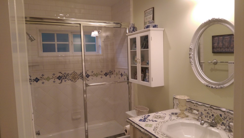 Пример оригинального дизайна: ванная комната среднего размера в классическом стиле