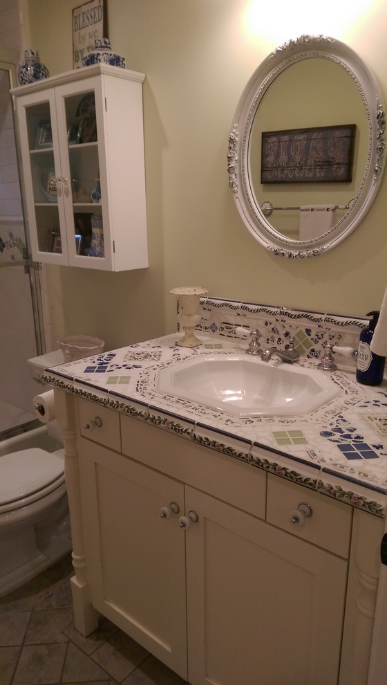 На фото: ванная комната среднего размера в классическом стиле