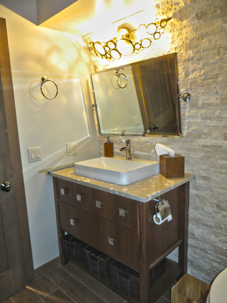 Aménagement d'une petite salle d'eau montagne en bois brun avec un lavabo de ferme, un placard en trompe-l'oeil, un carrelage beige, des carreaux de porcelaine, un mur beige et un sol en carrelage de porcelaine.