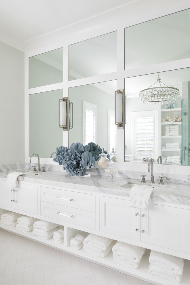 Ispirazione per una stanza da bagno stile marino con ante con riquadro incassato, ante bianche, pareti grigie, pavimento bianco e top bianco