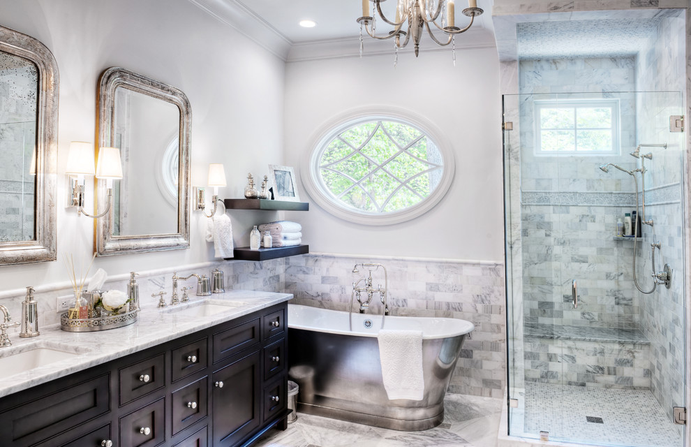 Пример оригинального дизайна: ванная комната в классическом стиле с отдельно стоящей ванной, плиткой кабанчик и окном