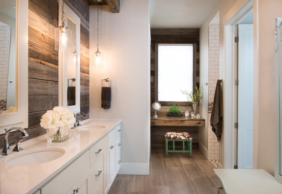 Foto di una stanza da bagno padronale stile marinaro con ante in stile shaker, ante bianche, pareti grigie, lavabo sottopiano, pavimento marrone e top bianco