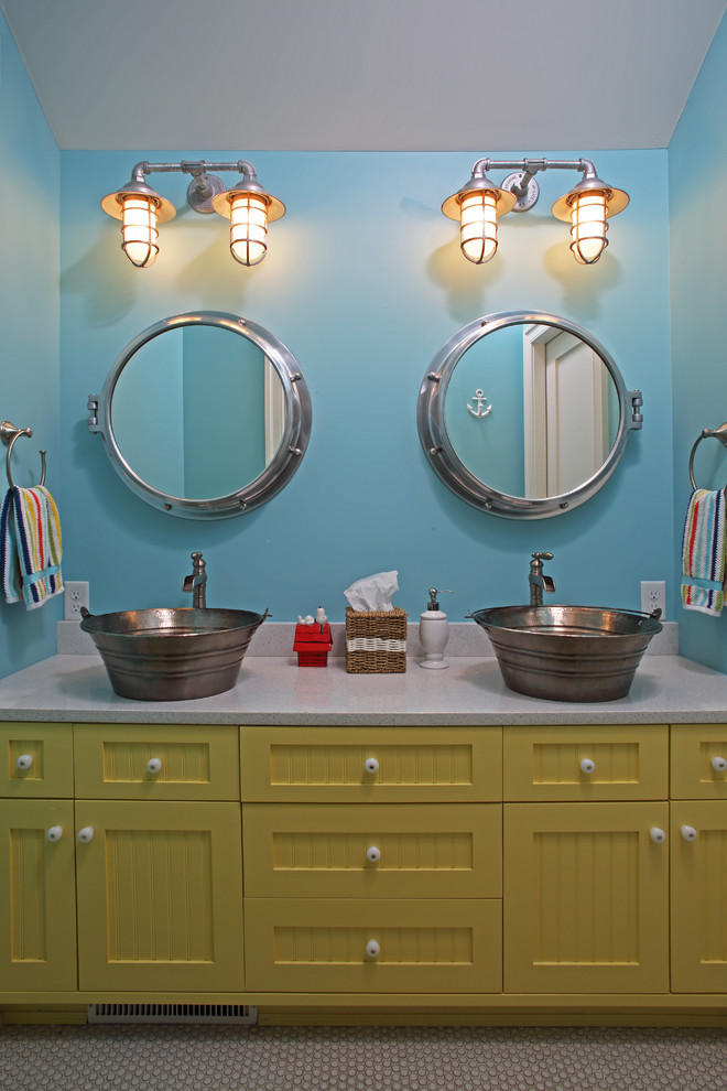 Modern inredning av ett mellanstort grå grått badrum för barn, med ett fristående badkar, en hörndusch, blå kakel, glaskakel, blå väggar, ljust trägolv, ett undermonterad handfat, granitbänkskiva, dusch med gångjärnsdörr, skåp i shakerstil och gula skåp