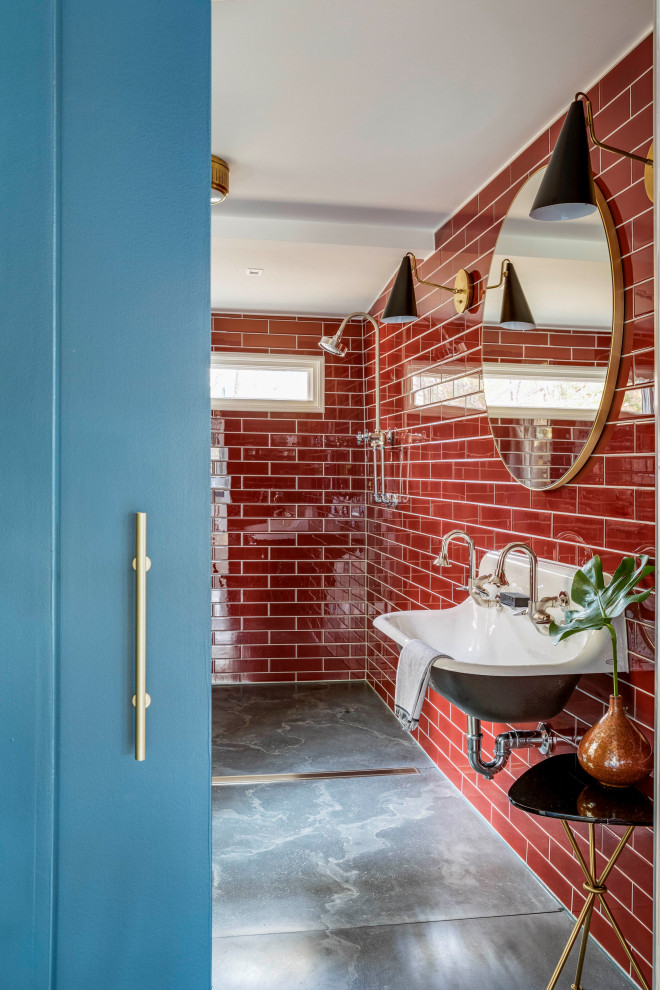 Идея дизайна: маленькая ванная комната в стиле кантри с душем без бортиков, красной плиткой, стеклянной плиткой, бетонным полом, подвесной раковиной и открытым душем для на участке и в саду