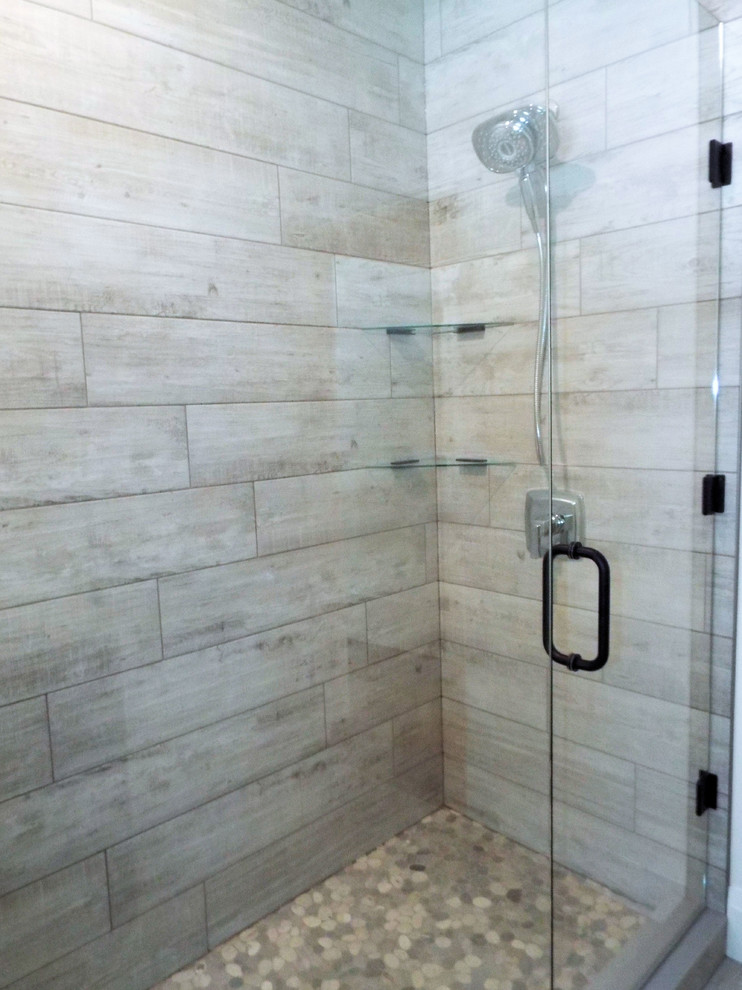 Foto di una stanza da bagno costiera con ante lisce, ante in legno bruno, doccia doppia, pareti bianche, lavabo sottopiano e porta doccia a battente