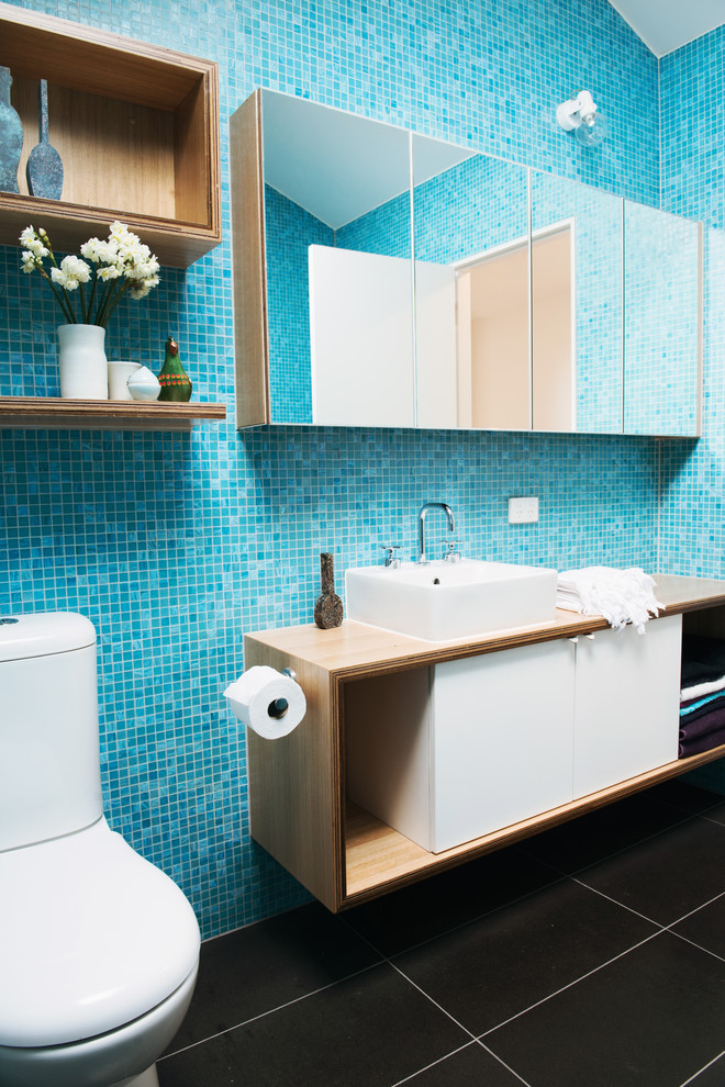 Свежая идея для дизайна: большая главная ванная комната в современном стиле с консольной раковиной, плоскими фасадами, белыми фасадами, столешницей из дерева, унитазом-моноблоком, синей плиткой, керамической плиткой, синими стенами и полом из керамической плитки - отличное фото интерьера