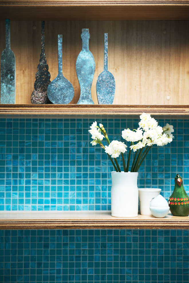 Пример оригинального дизайна: большая главная ванная комната в стиле фьюжн с консольной раковиной, плоскими фасадами, белыми фасадами, столешницей из дерева, унитазом-моноблоком, синей плиткой, керамической плиткой, синими стенами и полом из керамической плитки