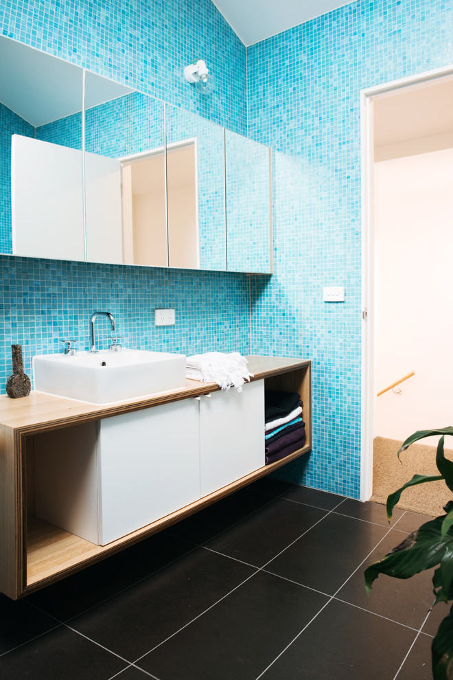 Immagine di una grande stanza da bagno padronale minimal con lavabo a consolle, ante lisce, ante bianche, top in legno, piastrelle blu, piastrelle in ceramica, pareti blu e pavimento con piastrelle in ceramica