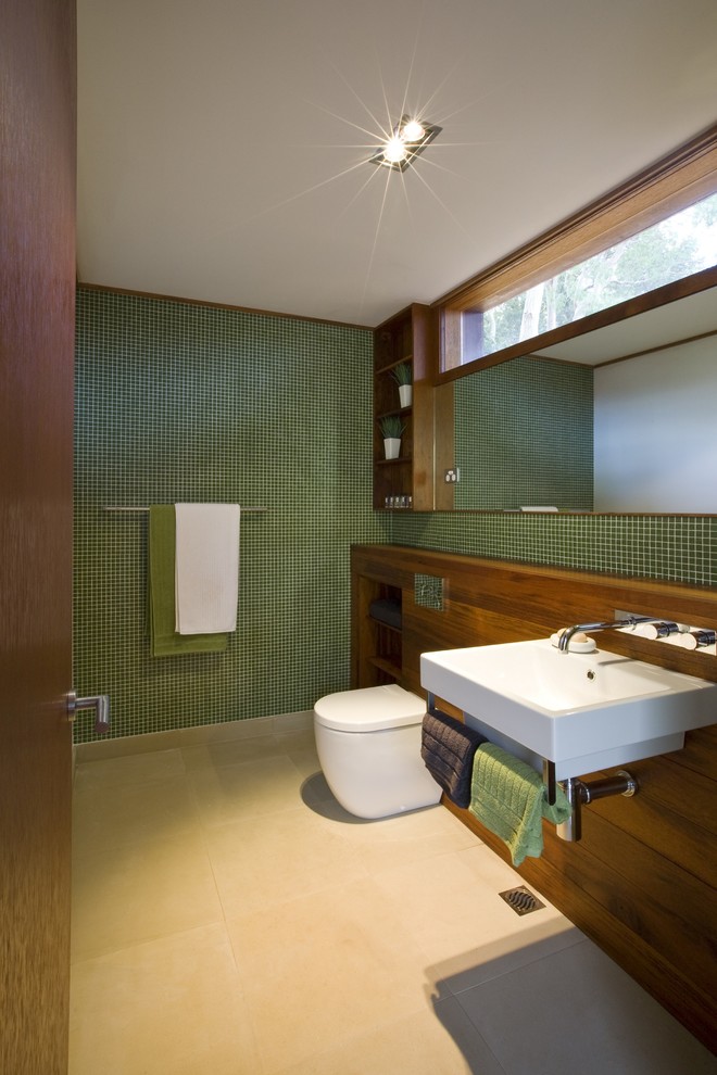Großes Modernes Badezimmer mit Wandwaschbecken, flächenbündigen Schrankfronten, dunklen Holzschränken, freistehender Badewanne, offener Dusche, Toilette mit Aufsatzspülkasten, grünen Fliesen, grüner Wandfarbe und Kalkstein in Sydney