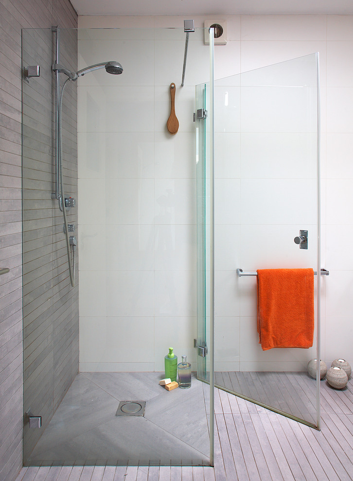Источник вдохновения для домашнего уюта: ванная комната в современном стиле с белой плиткой