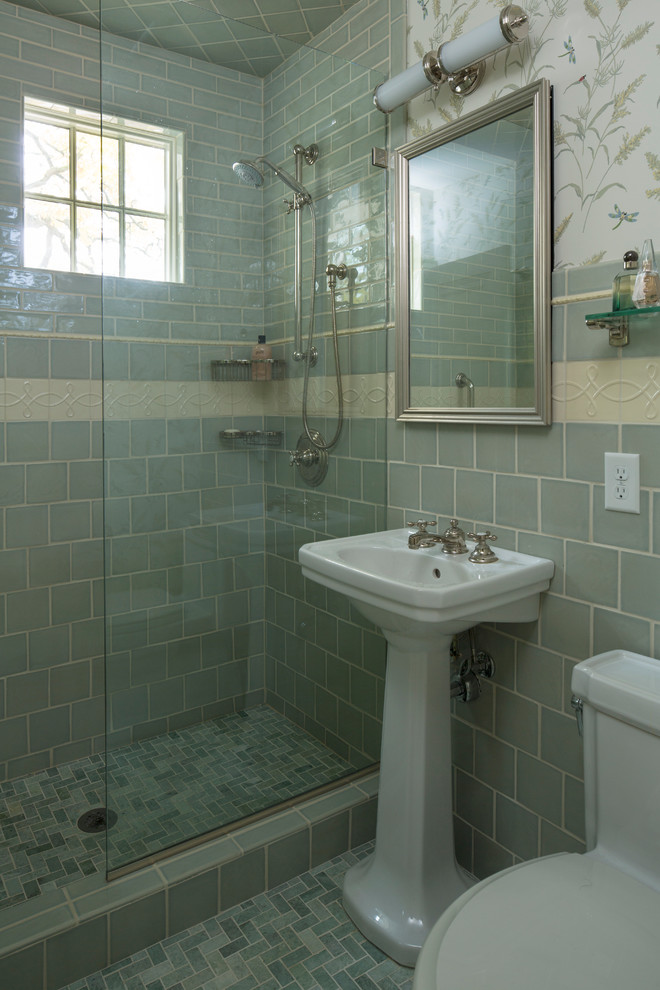 Klassisches Badezimmer mit Sockelwaschbecken, Duschnische, Toilette mit Aufsatzspülkasten und blauen Fliesen in Minneapolis