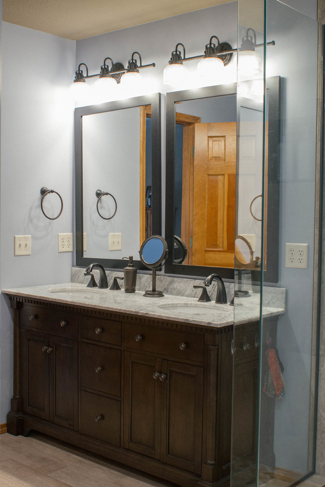 Aménagement d'une petite salle de bain principale classique avec un placard en trompe-l'oeil, des portes de placard marrons, une douche d'angle, WC à poser, un carrelage beige, mosaïque, un mur bleu, un sol en carrelage de céramique, un lavabo encastré et un plan de toilette en granite.