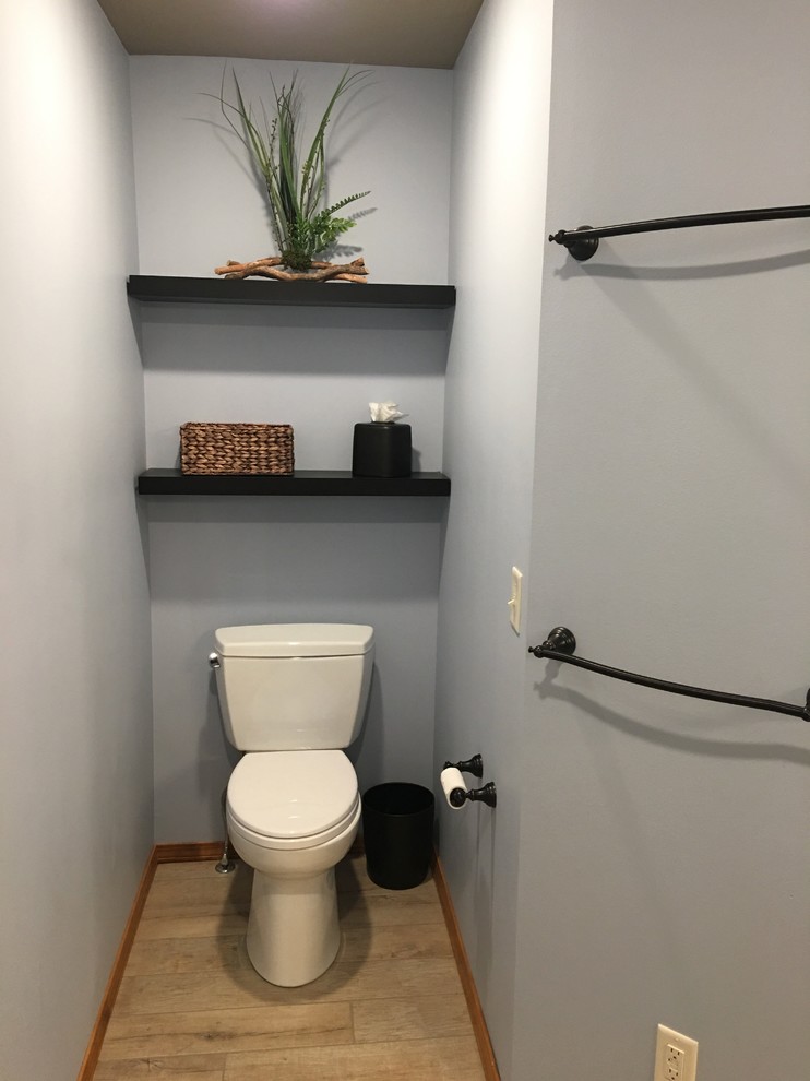 Cette image montre un petit WC et toilettes traditionnel avec un placard en trompe-l'oeil, des portes de placard marrons, WC à poser, un carrelage beige, mosaïque, un mur bleu, un sol en carrelage de céramique, un lavabo encastré et un plan de toilette en granite.