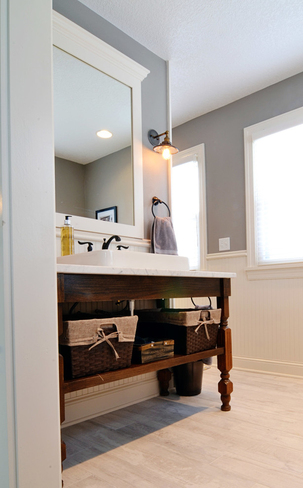 Exempel på ett mellanstort klassiskt en-suite badrum, med ett fristående handfat, möbel-liknande, skåp i mellenmörkt trä, marmorbänkskiva, en öppen dusch, grå kakel, keramikplattor, grå väggar och klinkergolv i keramik