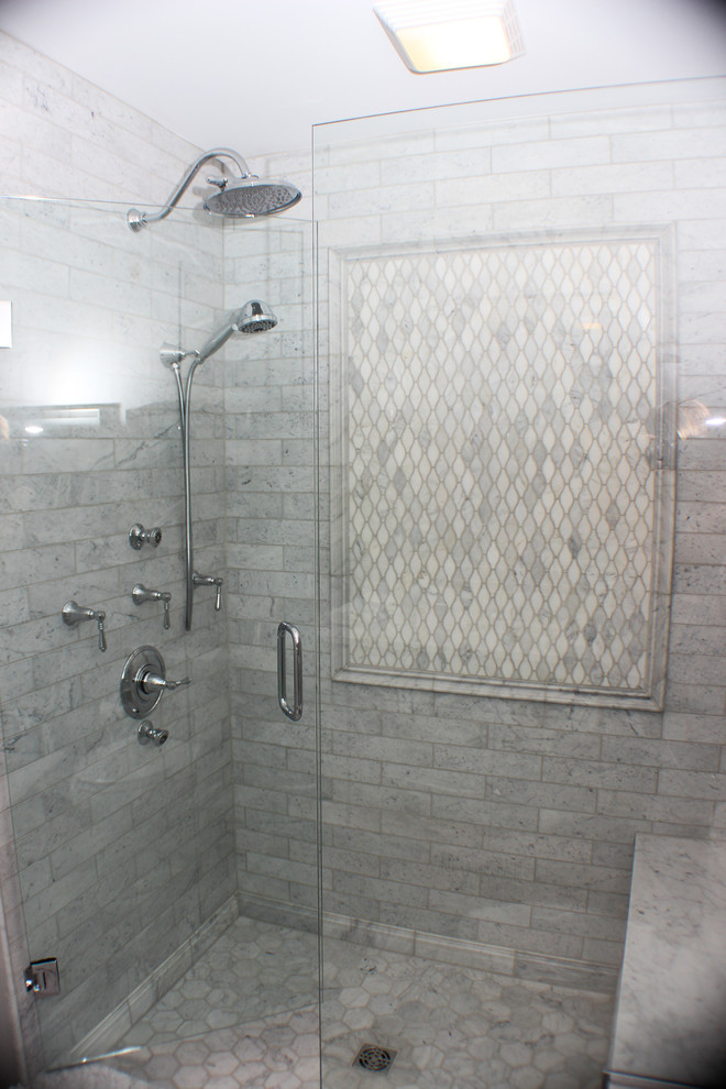 Immagine di una piccola stanza da bagno con doccia costiera con doccia alcova e porta doccia a battente