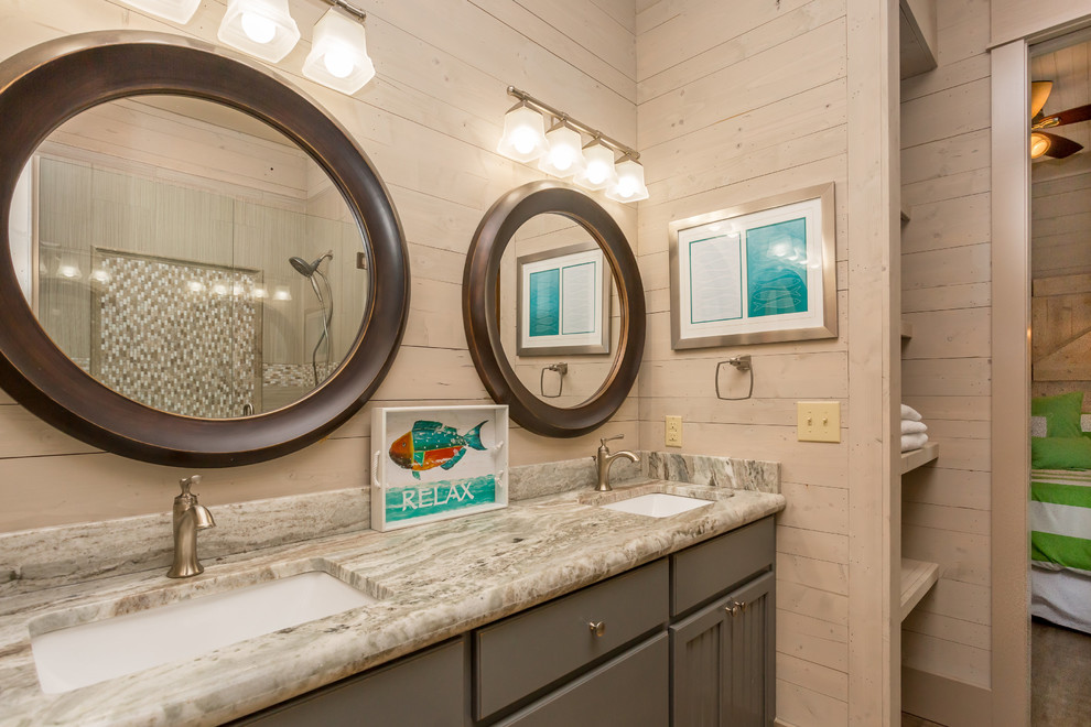 Maritimes Badezimmer mit grauen Schränken, beiger Wandfarbe, Granit-Waschbecken/Waschtisch und Unterbauwaschbecken in Miami