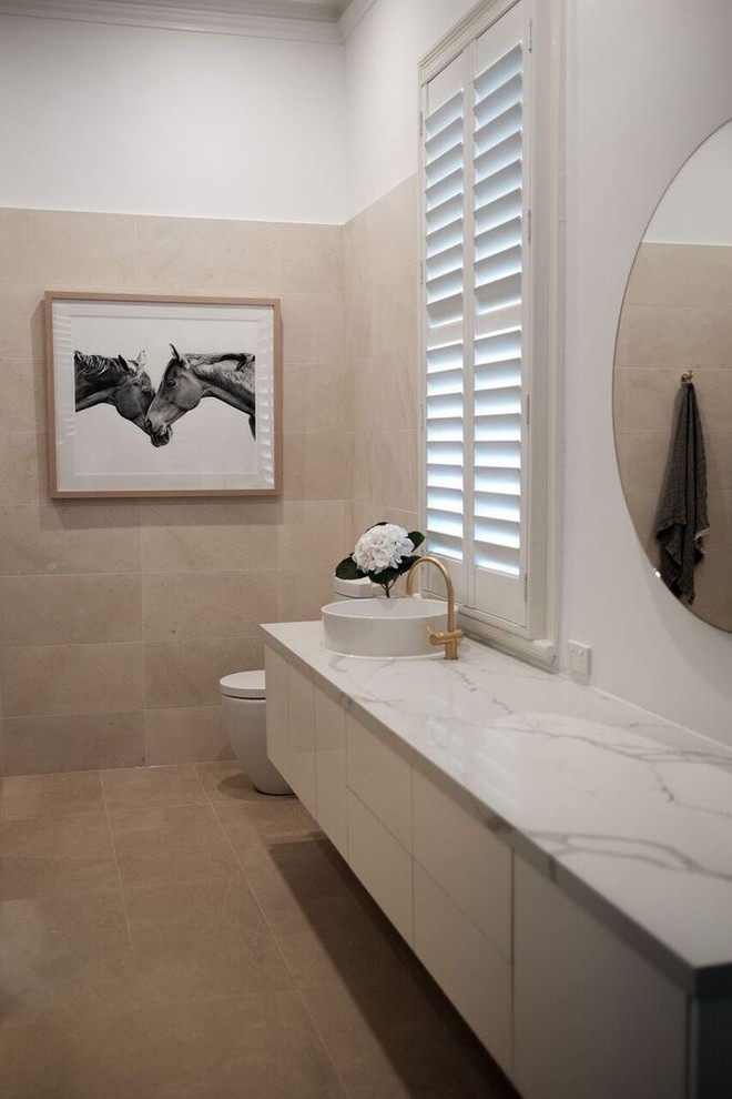 Mittelgroßes Modernes Badezimmer En Suite mit weißen Schränken, Einbaubadewanne, offener Dusche, beigen Fliesen, beiger Wandfarbe, Aufsatzwaschbecken, Quarzwerkstein-Waschtisch, beigem Boden und offener Dusche in Perth