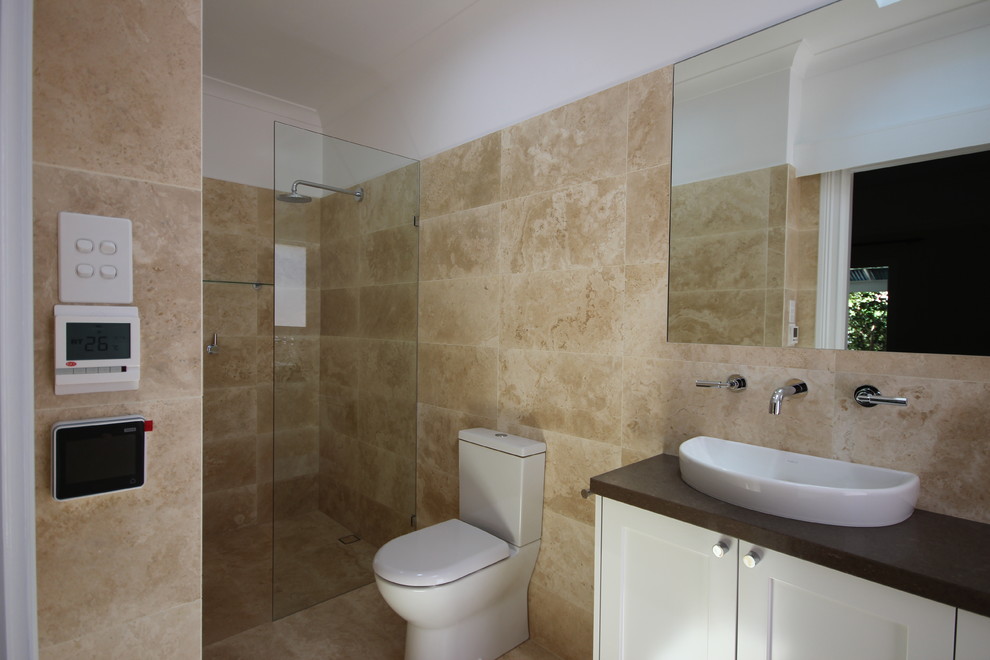 Idee per una stanza da bagno minimalista con WC monopezzo e pavimento in travertino