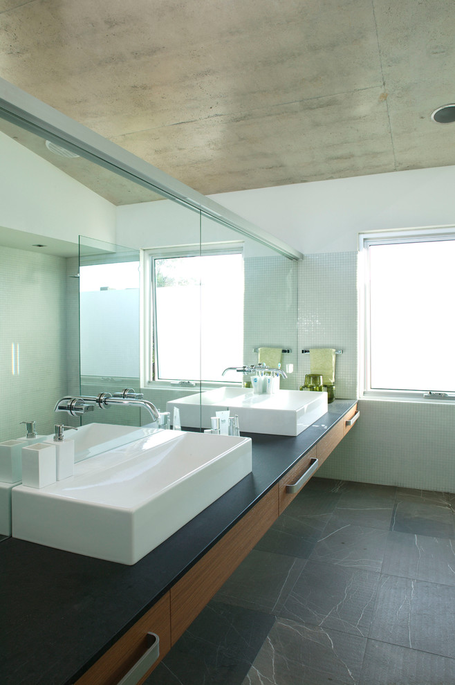 Diseño de cuarto de baño contemporáneo con lavabo sobreencimera