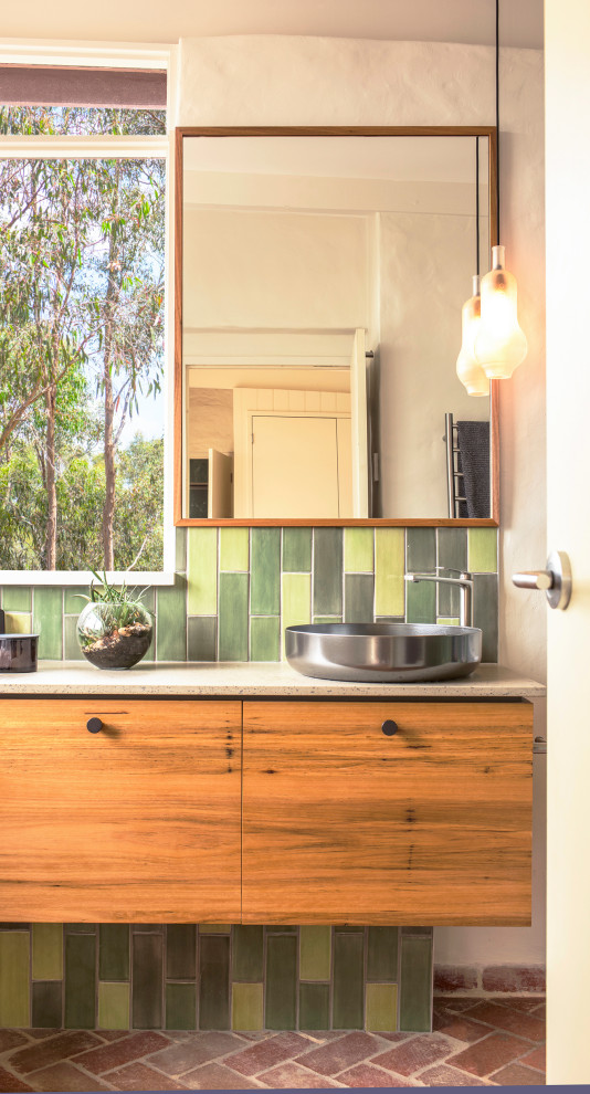 Bild på ett mellanstort eklektiskt beige beige en-suite badrum, med skåp i mellenmörkt trä, en öppen dusch, grön kakel, perrakottakakel, vita väggar, tegelgolv, bänkskiva i kvarts, brunt golv, med dusch som är öppen och ett fristående handfat
