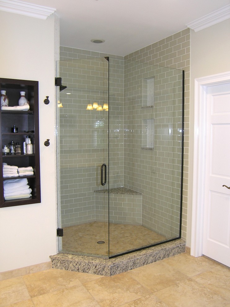 Стильный дизайн: большая главная ванная комната в стиле неоклассика (современная классика) с фасадами с утопленной филенкой, черными фасадами, отдельно стоящей ванной, душем в нише, унитазом-моноблоком, бежевой плиткой, черной плиткой, черно-белой плиткой, коричневой плиткой, серой плиткой, разноцветной плиткой, белой плиткой, плиткой мозаикой, бежевыми стенами, полом из травертина, врезной раковиной и столешницей из гранита - последний тренд