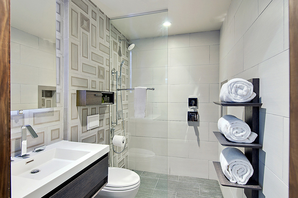 Idee per una piccola stanza da bagno minimal con lavabo sospeso, doccia a filo pavimento, WC sospeso, piastrelle in pietra e pavimento in gres porcellanato