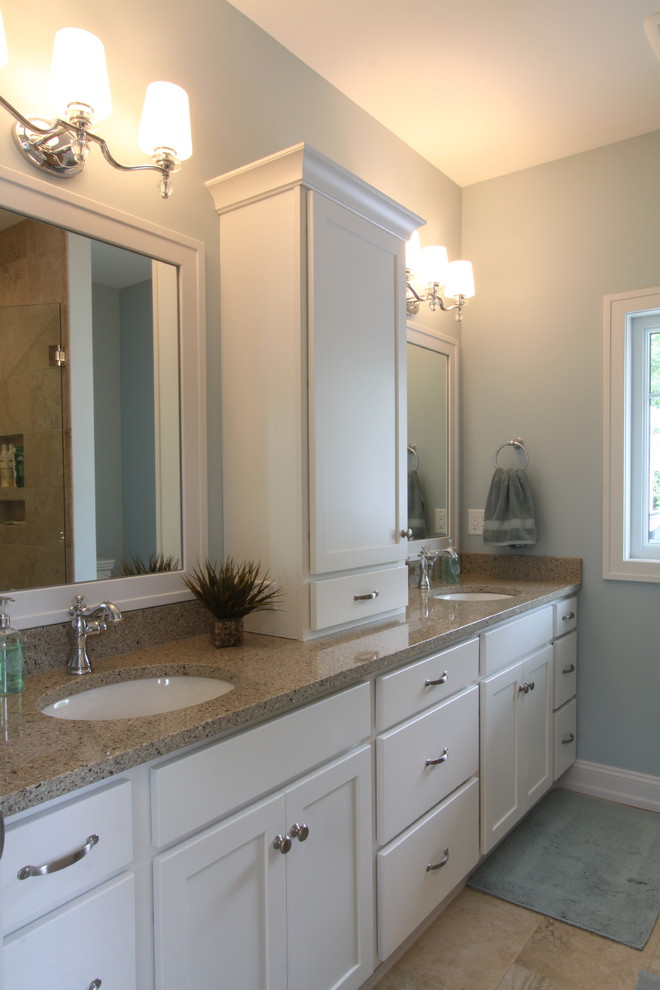 Modelo de cuarto de baño principal de estilo de casa de campo con armarios con paneles empotrados, puertas de armario blancas y encimera de cuarzo compacto