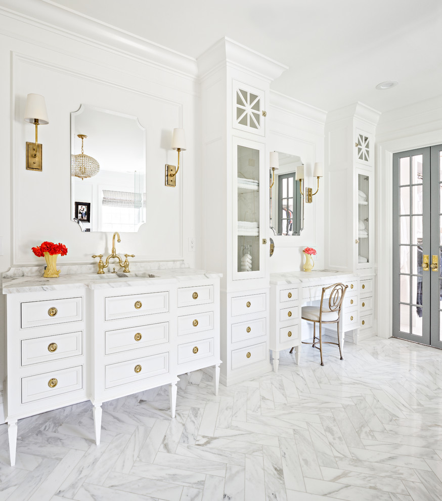 Ispirazione per una stanza da bagno padronale classica con ante con riquadro incassato, ante bianche, pareti bianche, lavabo sottopiano, pavimento bianco e top bianco