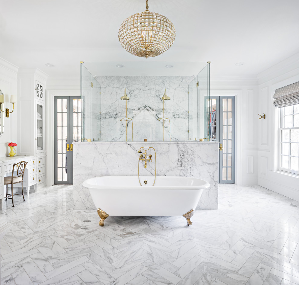 На фото: главная ванная комната в классическом стиле с фасадами с утопленной филенкой, белыми фасадами, ванной на ножках, двойным душем, белыми стенами, мраморным полом, мраморной столешницей, белым полом, душем с распашными дверями и белой столешницей с