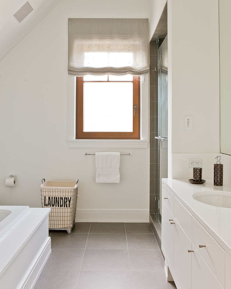 Modernes Badezimmer mit Unterbauwaschbecken, flächenbündigen Schrankfronten, weißen Schränken, Einbaubadewanne, Duschnische und braunen Fliesen in Boston