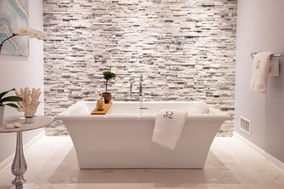 Idéer för ett stort klassiskt en-suite badrum, med ett fristående badkar och grå väggar