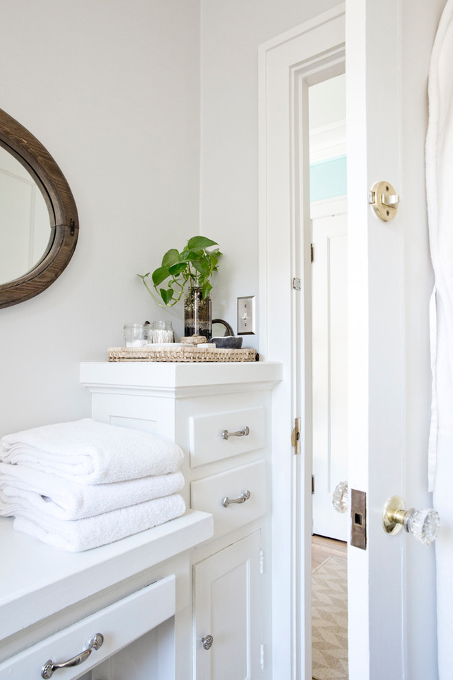 Esempio di una piccola stanza da bagno minimal con ante con riquadro incassato, ante bianche, pareti grigie e pavimento con piastrelle in ceramica
