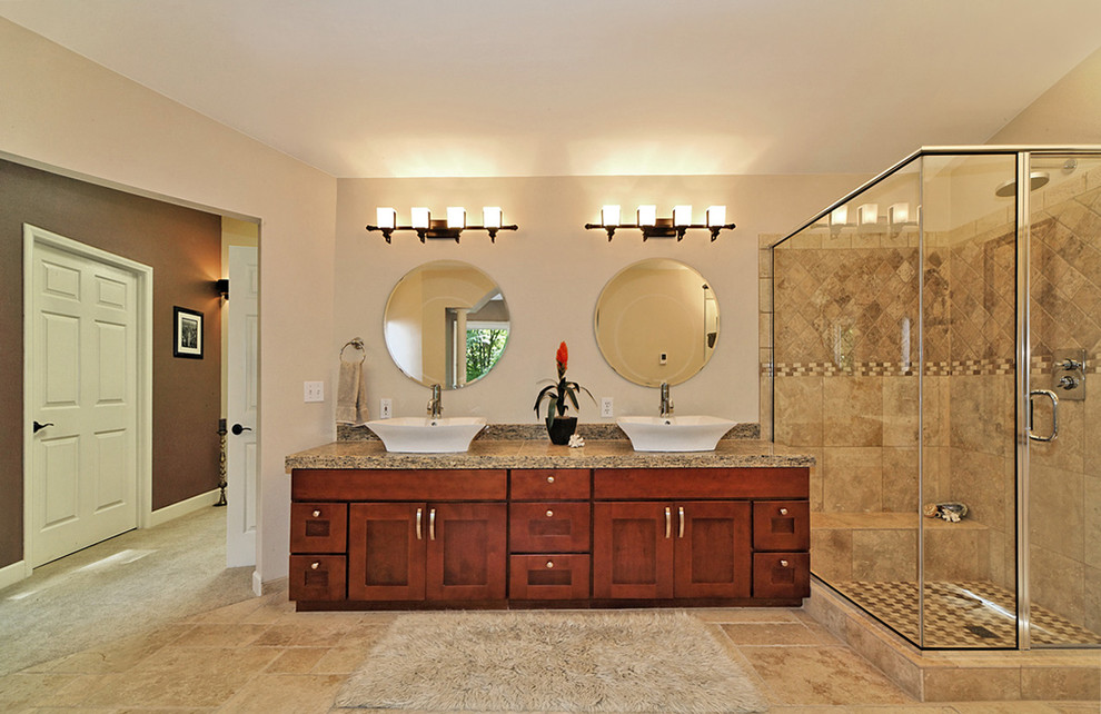 Exempel på ett stort klassiskt badrum, med ett fristående handfat, skåp i shakerstil, granitbänkskiva, en hörndusch, en toalettstol med hel cisternkåpa, beige kakel, perrakottakakel, beige väggar, travertin golv och skåp i mörkt trä