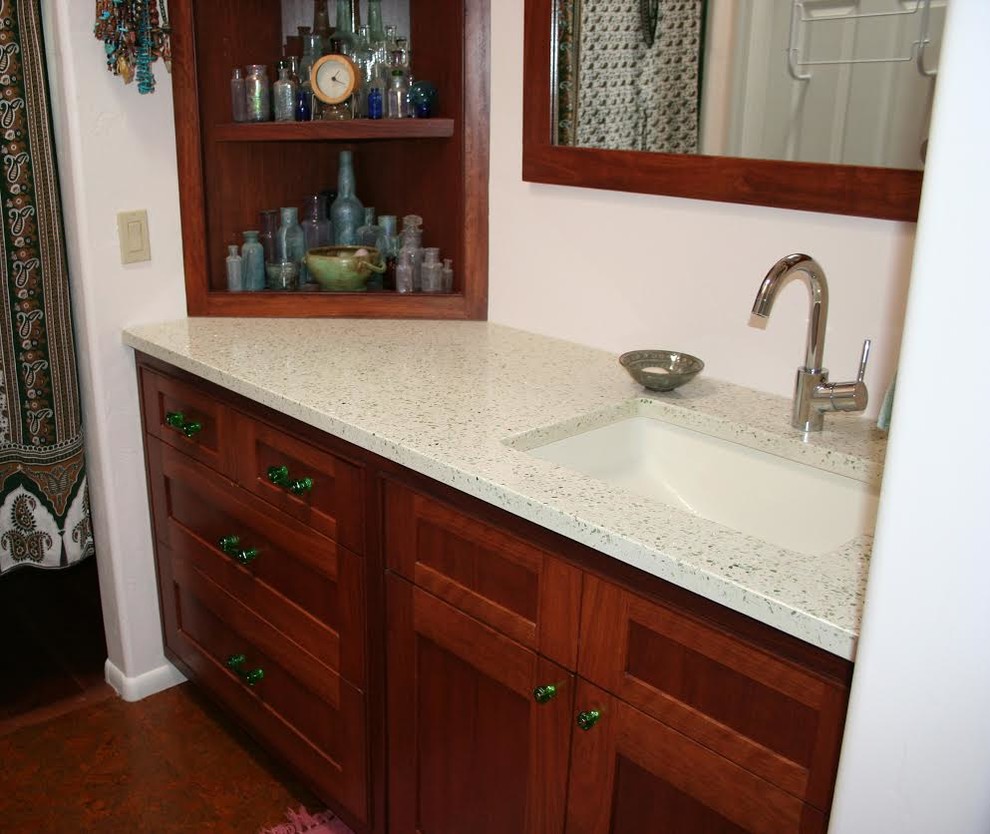 Exempel på ett mellanstort klassiskt badrum med dusch, med skåp i shakerstil, skåp i mörkt trä, vita väggar, korkgolv, ett undermonterad handfat och bänkskiva i återvunnet glas