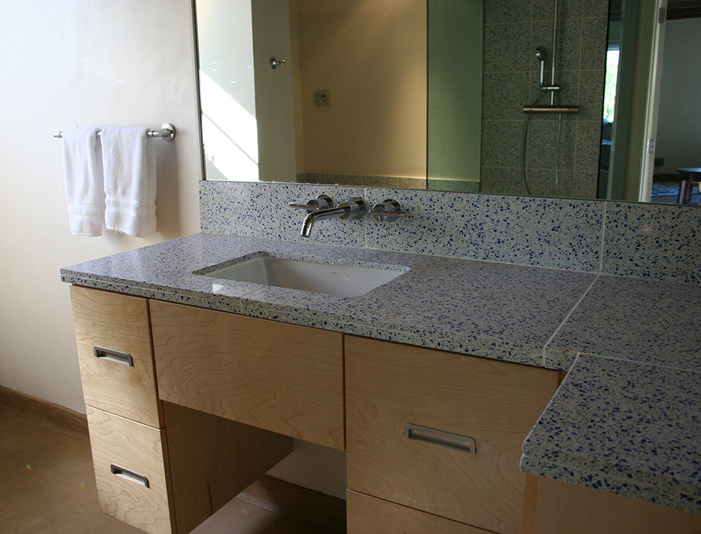 Idéer för ett mellanstort klassiskt badrum med dusch, med släta luckor, skåp i ljust trä, flerfärgad kakel, vita väggar, ett undermonterad handfat och bänkskiva i återvunnet glas
