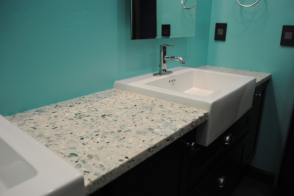Foto di una stanza da bagno con doccia design di medie dimensioni con ante in legno bruno, pareti verdi, lavabo da incasso e top in vetro riciclato