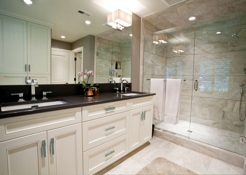 Exempel på ett mellanstort klassiskt en-suite badrum, med luckor med infälld panel, vita skåp, en dusch i en alkov, beige kakel, stenkakel, grå väggar, travertin golv, ett undermonterad handfat och granitbänkskiva