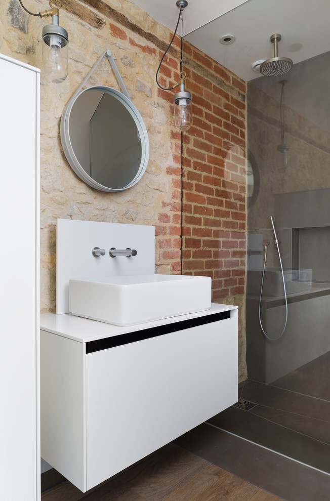 ロンドンにあるインダストリアルスタイルのおしゃれな浴室 (ベッセル式洗面器、アルコーブ型シャワー) の写真